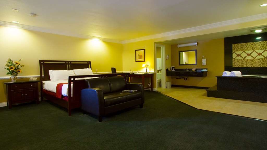 Dynasty Suites Hotel Riverside Room photo